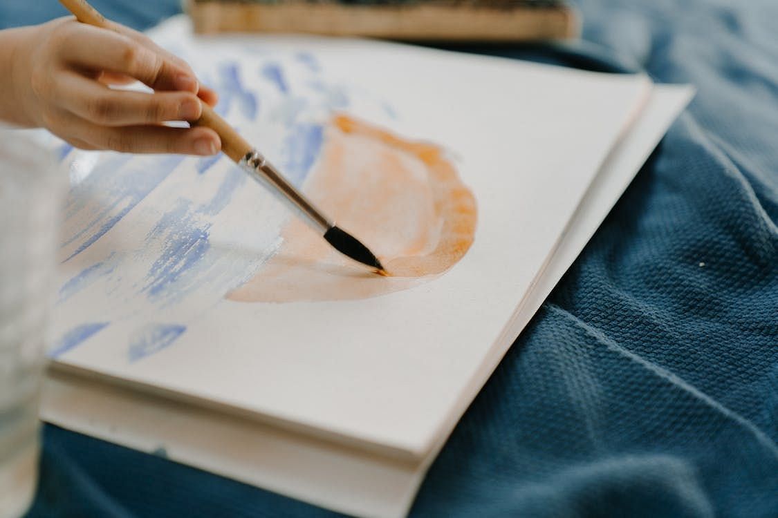 Eexpress your feelings without worrying about the right words (Image via Pexels/Cottonbro studio)